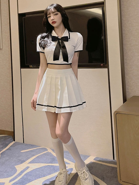 Női szett rövid blúzból és rakott szoknyából