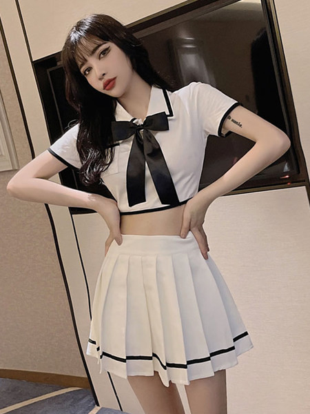 Női szett rövid blúzból és rakott szoknyából