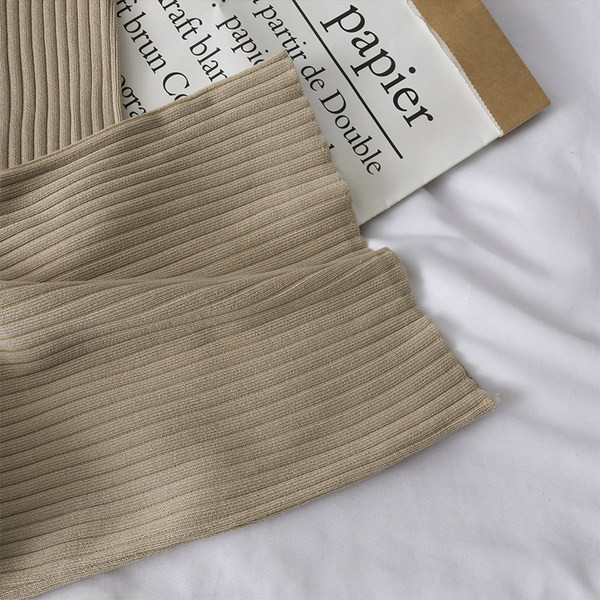 Moderns komplekts no divām daļām - bikses un blūze