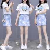 Naiste kaheosaline komplekt - aplikatsiooniga T-särk ja lühike seelik