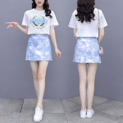 Naiste kaheosaline komplekt - aplikatsiooniga T-särk ja lühike seelik