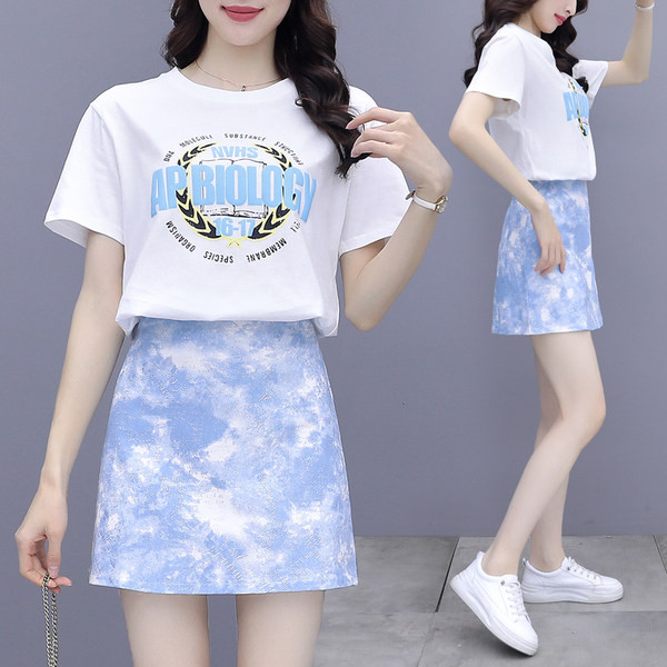 Naiste kaheosaline komplekt - aplikatsiooniga T-särk ja lühike seelik