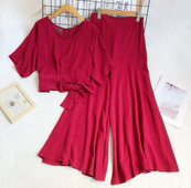 Naiste komplekt lühikese ovaalsete dekolteesidemetega pluusi ja laiade pükstega