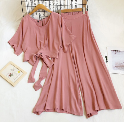 Naiste komplekt lühikese ovaalsete dekolteesidemetega pluusi ja laiade pükstega