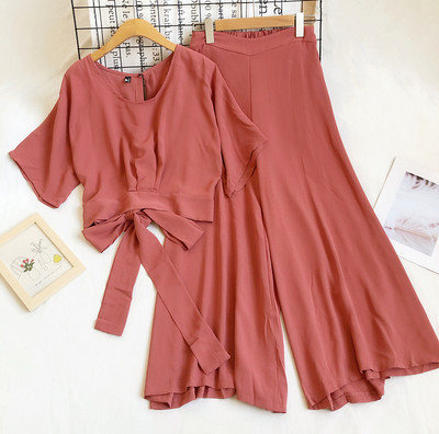 Naiste komplekt lühikese ovaalsete dekolteesidemetega pluusi ja laiade pükstega