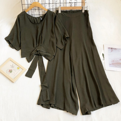 Naiste komplekt lühikese ovaalsete dekolteesidemetega pluusi ja laiade pükstega