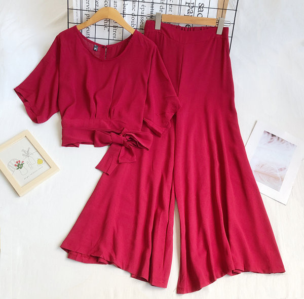 Naiste komplekt lühikese ovaalsete dekolteesidemetega pluusi ja laiade pükstega