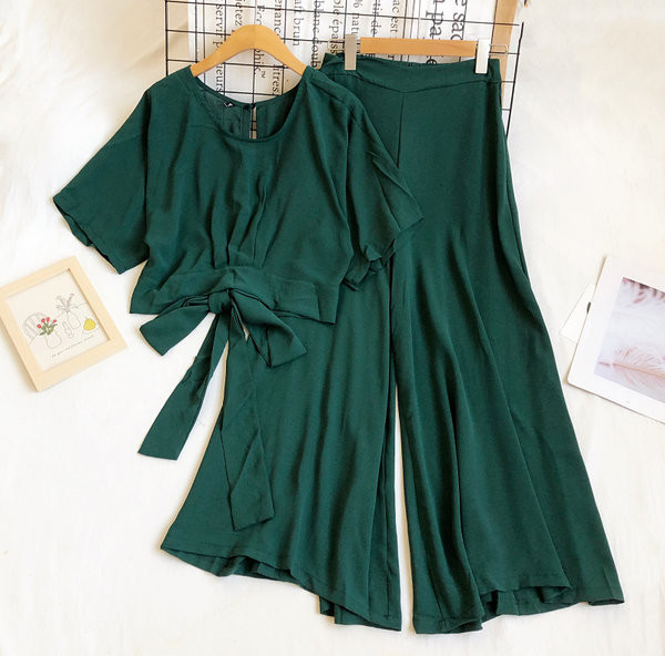 Naiste komplekt lühikese ovaalsete dekolteesidemetega pluusi ja laiade pükstega