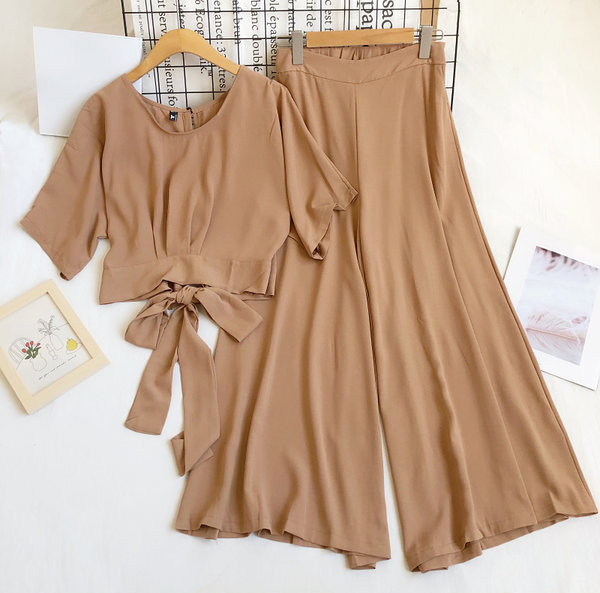 Naiste komplekt lühikese ovaalsete dekolteesidemetega pluusi ja laiade pükstega