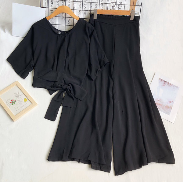 Naiste komplekt lühikese ovaalsete dekolteesidemetega pluusi ja laiade pükstega