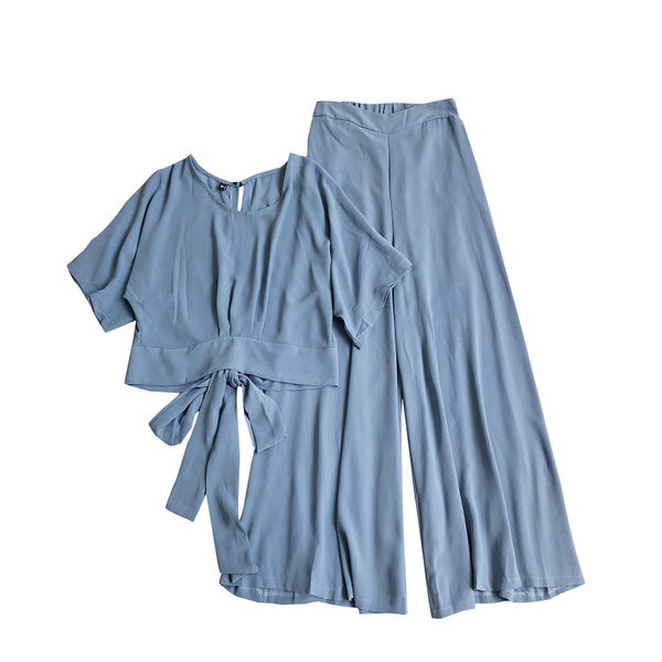 Naiste komplekt lühikese ovaalsete dekolteesidemetega pluusi ja laiade pükstega