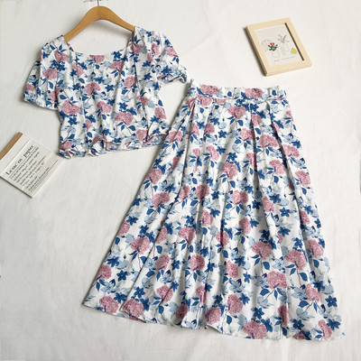 Naiste seelikukomplekt kõrge vöökoha ja lühikese kandilise kaelusega ülaosaga