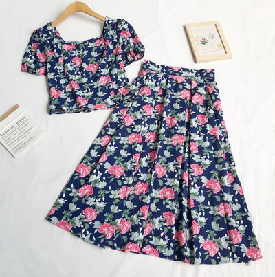 Naiste seelikukomplekt kõrge vöökoha ja lühikese kandilise kaelusega ülaosaga