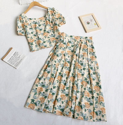 Naiste seelikukomplekt kõrge vöökoha ja lühikese kandilise kaelusega ülaosaga