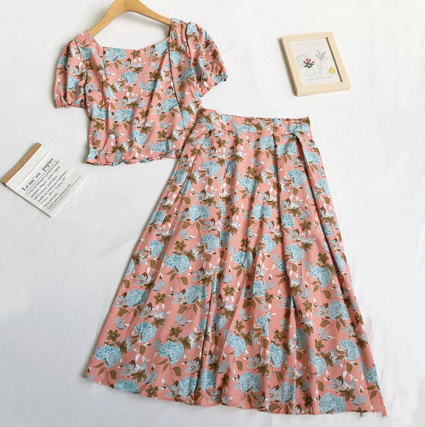 Naiste seelikukomplekt kõrge vöökoha ja lühikese kandilise kaelusega ülaosaga