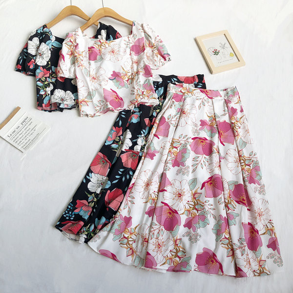 Naiste seelikukomplekt kõrge vöökoha ja lühikese kandilise kaelusega ülaosaga