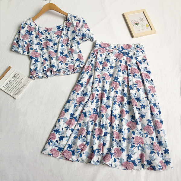 Naiste seelikukomplekt kõrge vöökoha ja lühikese kandilise kaelusega ülaosaga