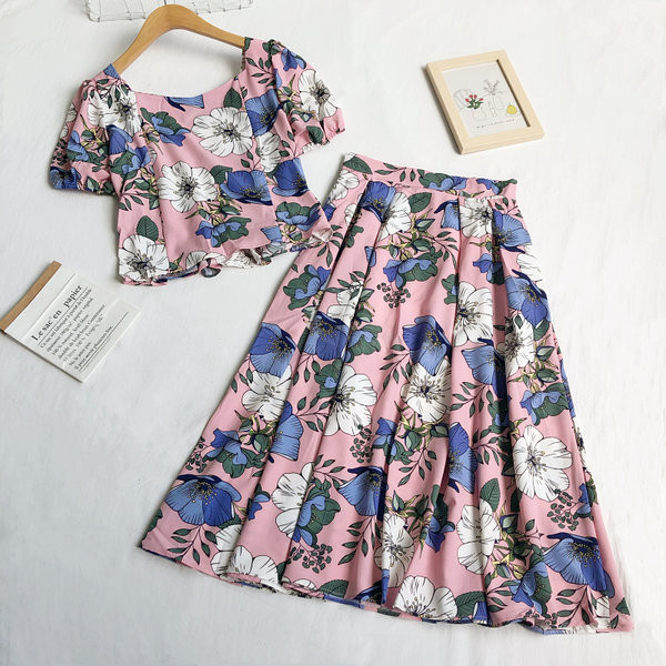 Naiste seelikukomplekt kõrge vöökoha ja lühikese kandilise kaelusega ülaosaga