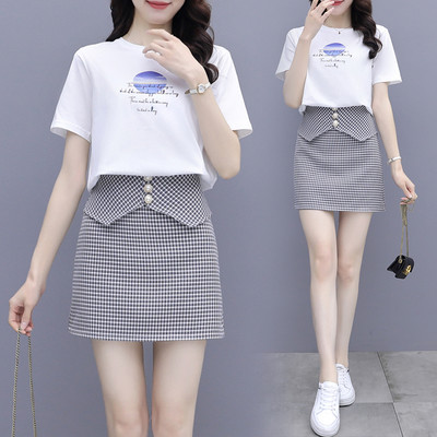 Új modell két részből álló női szett - kerek nyakkivágású póló és rövid kockás szoknya