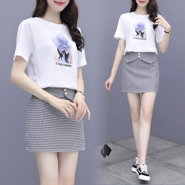 Új modell két részből álló női szett - kerek nyakkivágású póló és rövid kockás szoknya