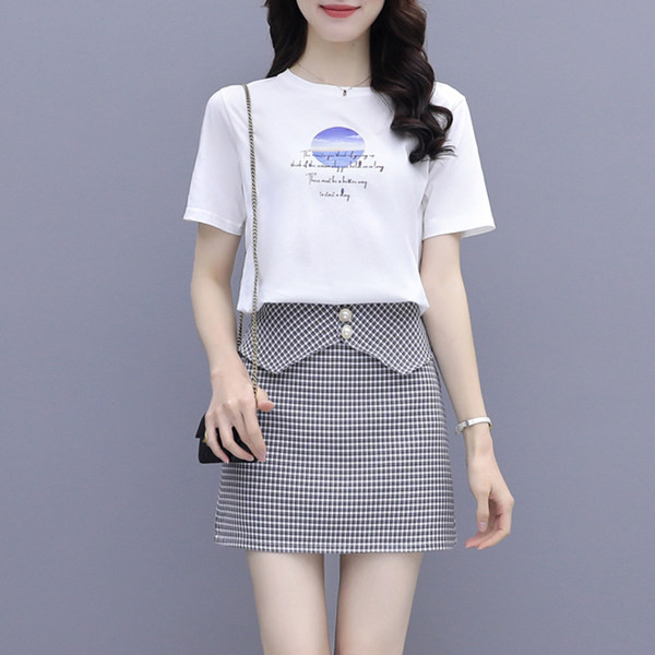 Új modell két részből álló női szett - kerek nyakkivágású póló és rövid kockás szoknya