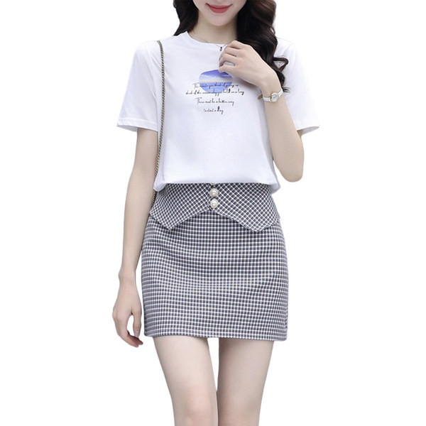 Új modell két részből álló női szett - kerek nyakkivágású póló és rövid kockás szoknya