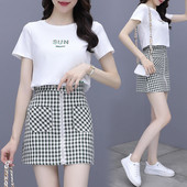 Sieviešu ikdienas komplekts no divām daļām - T-krekls ar apaļu kakla izgriezumu un rūtaini īsi svārki