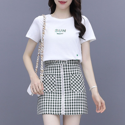 Sieviešu ikdienas komplekts no divām daļām - T-krekls ar apaļu kakla izgriezumu un rūtaini īsi svārki