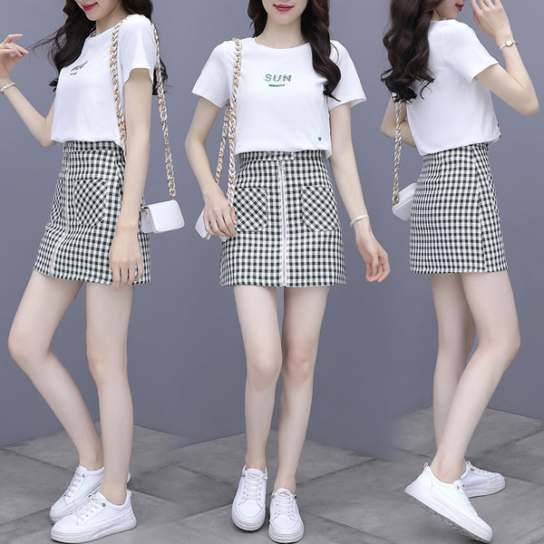 Sieviešu ikdienas komplekts no divām daļām - T-krekls ar apaļu kakla izgriezumu un rūtaini īsi svārki