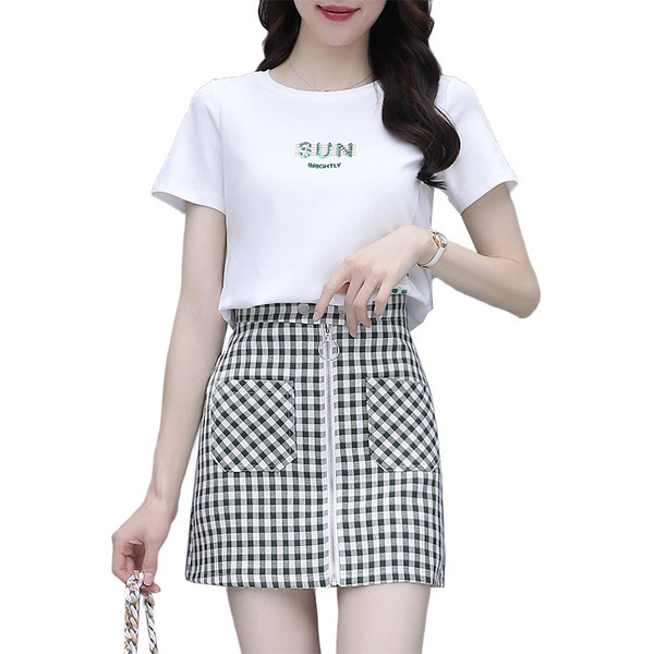 Sieviešu ikdienas komplekts no divām daļām - T-krekls ar apaļu kakla izgriezumu un rūtaini īsi svārki