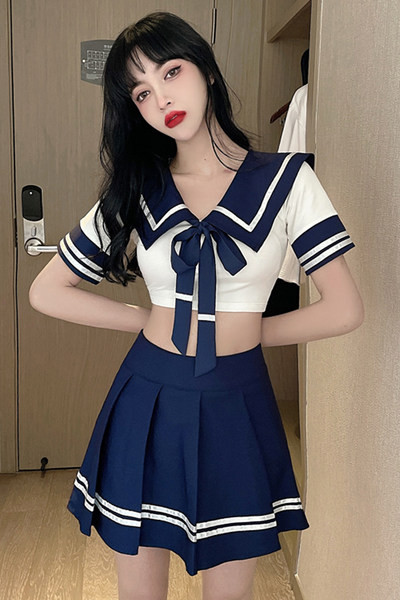 Moderns sieviešu komplekts - īss krekliņš un kroku svārki