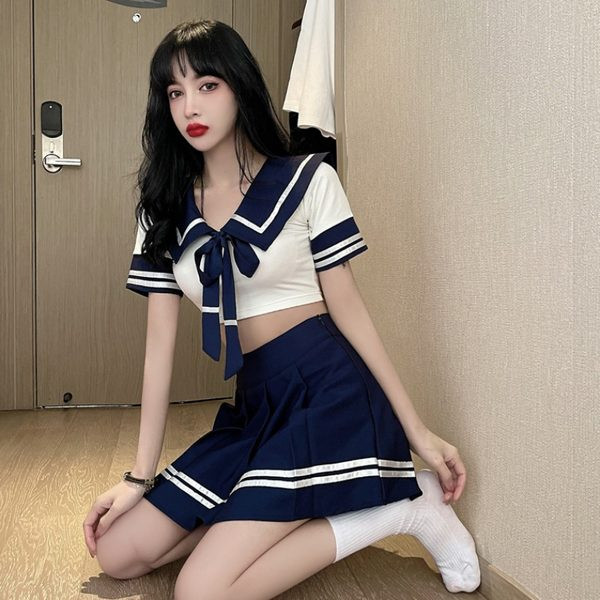 Moderns sieviešu komplekts - īss krekliņš un kroku svārki