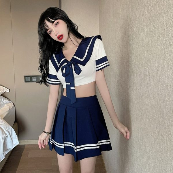 Moderns sieviešu komplekts - īss krekliņš un kroku svārki