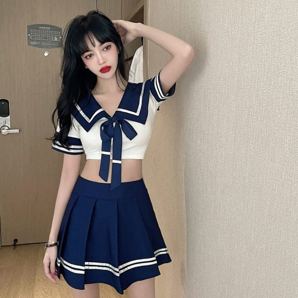 Moderns sieviešu komplekts - īss krekliņš un kroku svārki