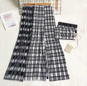 Rinnakamate ja laiade ruuduliste pükstega naiste komplekt