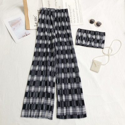 Rinnakamate ja laiade ruuduliste pükstega naiste komplekt