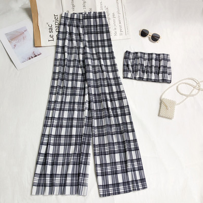 Rinnakamate ja laiade ruuduliste pükstega naiste komplekt