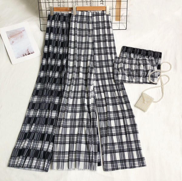 Rinnakamate ja laiade ruuduliste pükstega naiste komplekt
