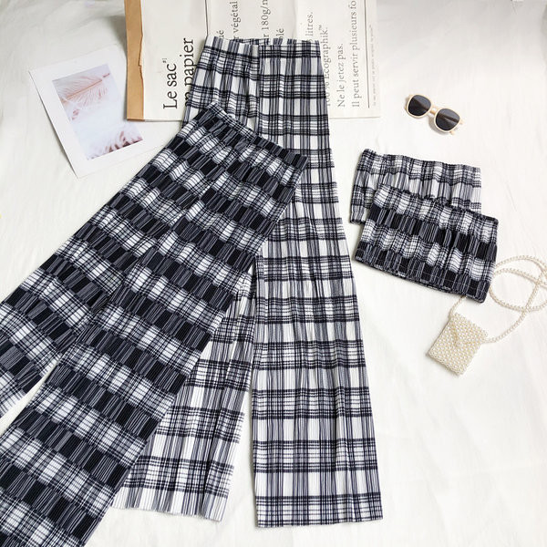 Rinnakamate ja laiade ruuduliste pükstega naiste komplekt