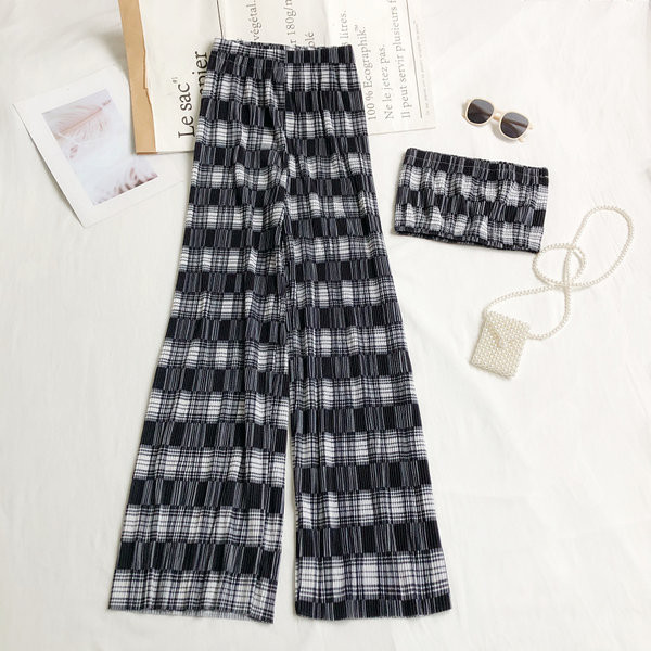 Rinnakamate ja laiade ruuduliste pükstega naiste komplekt