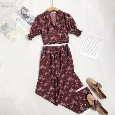 Γυναικείο σετ με κοντή μπλούζα και φαρδύ παντελόνι