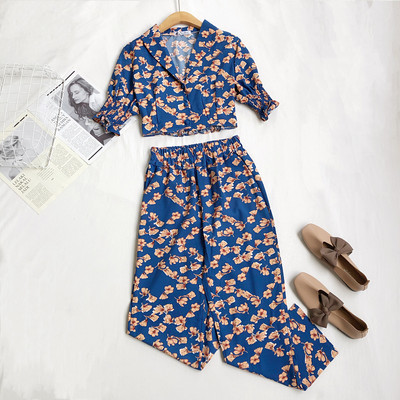 Γυναικείο σετ με κοντή μπλούζα και φαρδύ παντελόνι