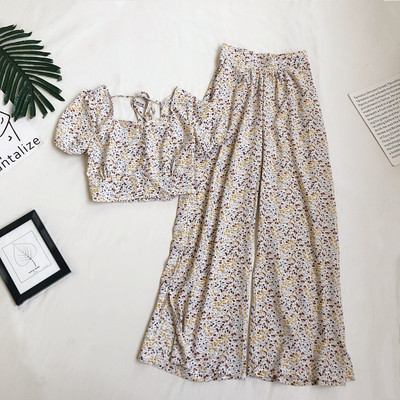 Naiste komplekt lühikese pluusi ja lillemotiividega pükstega