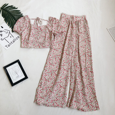 Naiste komplekt lühikese pluusi ja lillemotiividega pükstega