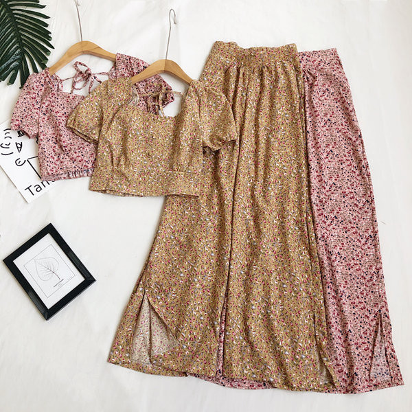 Naiste komplekt lühikese pluusi ja lillemotiividega pükstega