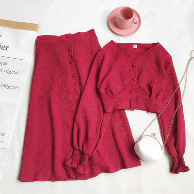 Sieviešu komplekta blūze ar garām piedurknēm un svārki ar pogām