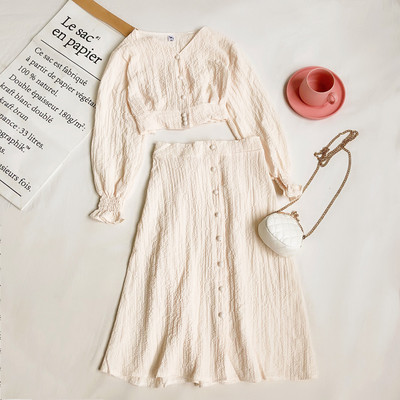 Sieviešu komplekta blūze ar garām piedurknēm un svārki ar pogām