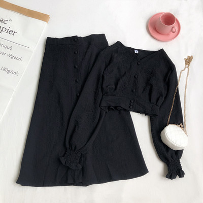 Sieviešu komplekta blūze ar garām piedurknēm un svārki ar pogām