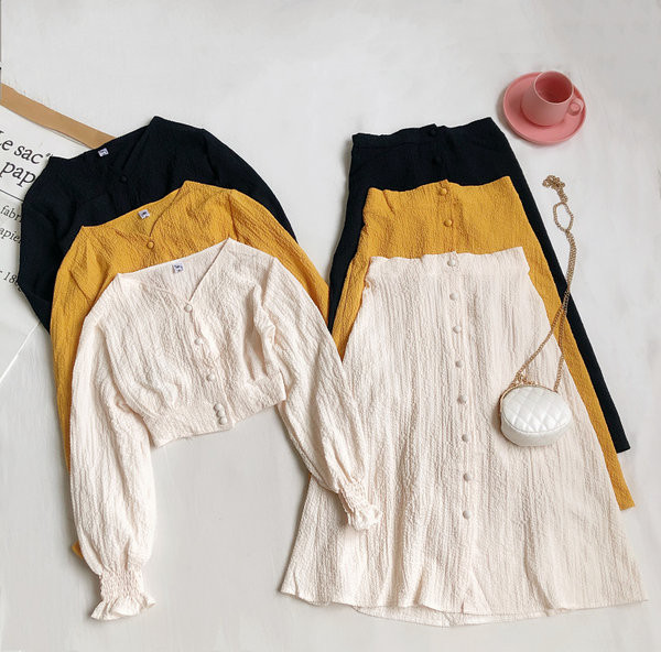 Sieviešu komplekta blūze ar garām piedurknēm un svārki ar pogām