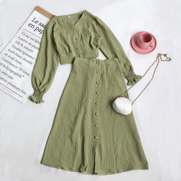 Sieviešu komplekta blūze ar garām piedurknēm un svārki ar pogām